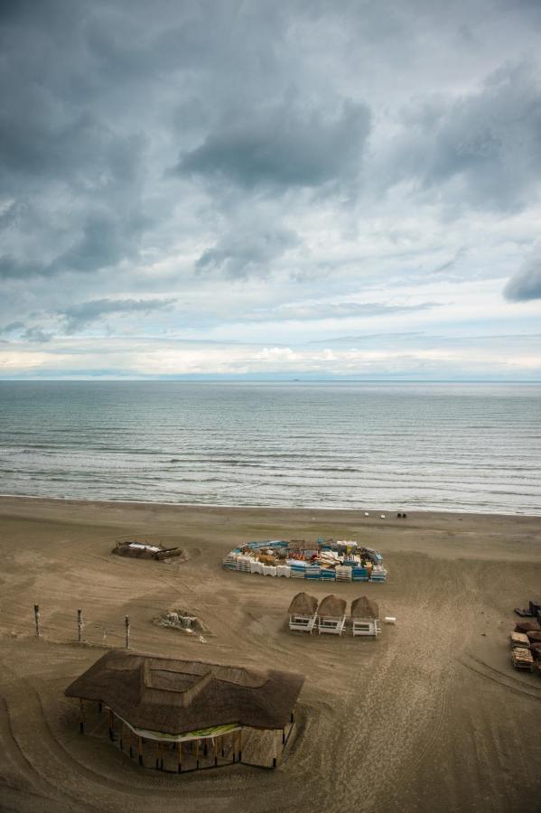 Luxury Promenada Apartment - Frontal Beachfront Mamaia Nord Năvodari Екстериор снимка