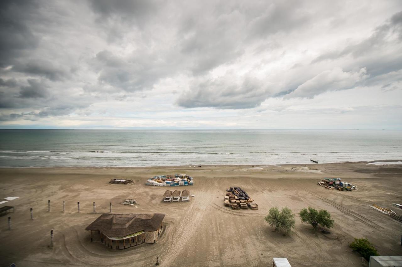 Luxury Promenada Apartment - Frontal Beachfront Mamaia Nord Năvodari Екстериор снимка