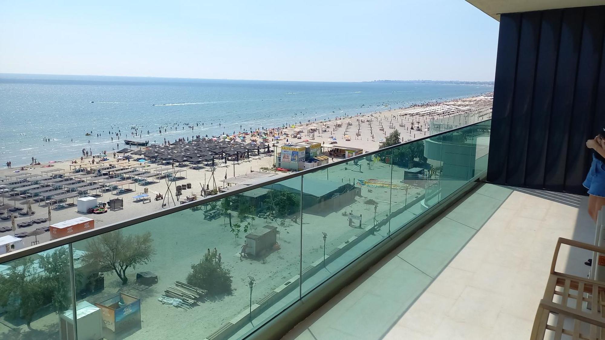 Luxury Promenada Apartment - Frontal Beachfront Mamaia Nord Năvodari Екстериор снимка