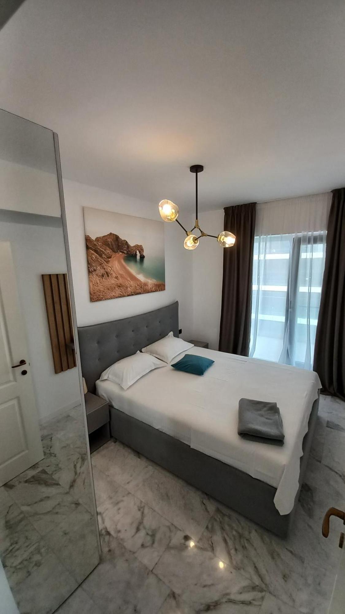 Luxury Promenada Apartment - Frontal Beachfront Mamaia Nord Năvodari Екстериор снимка